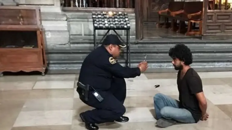 Hombre apuñala a sacerdote en México