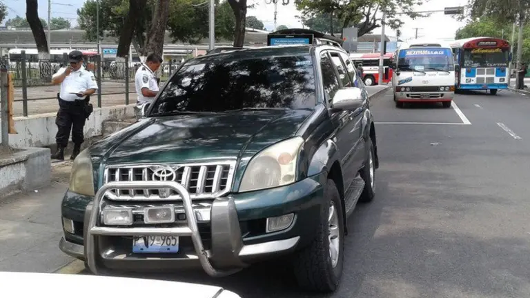 Camioneta asignada a seguridad de Capres que atropelló a una mujer