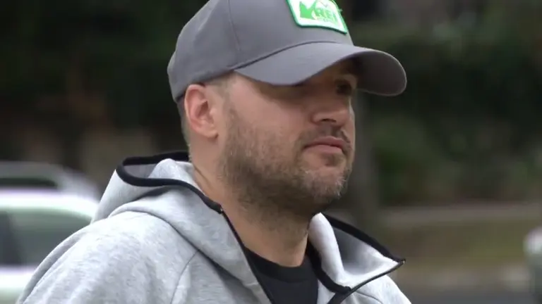 Hombre demandó a su pareja por chatear en el cine