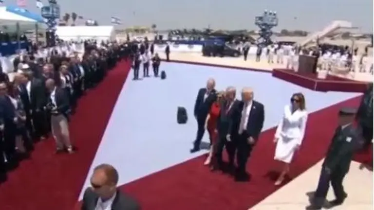 Melania Trump evita tomar la mano de Donald Trump