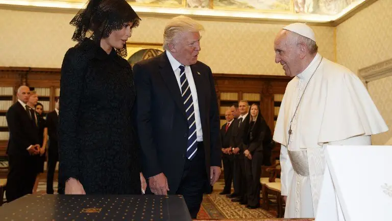Pope Francis (R) exchanges gifts with US President Donald Trump and US First Lady Melania Trump during a private audience at the Vatican on May 24, 2017. US President Donald Trump met Pope Francis at the Vatican today in a keenly-anticipated first face-to-face encounter between two world leaders who have clashed repeatedly on several issues. / AFP PHOTO / POOL / Evan Vucci