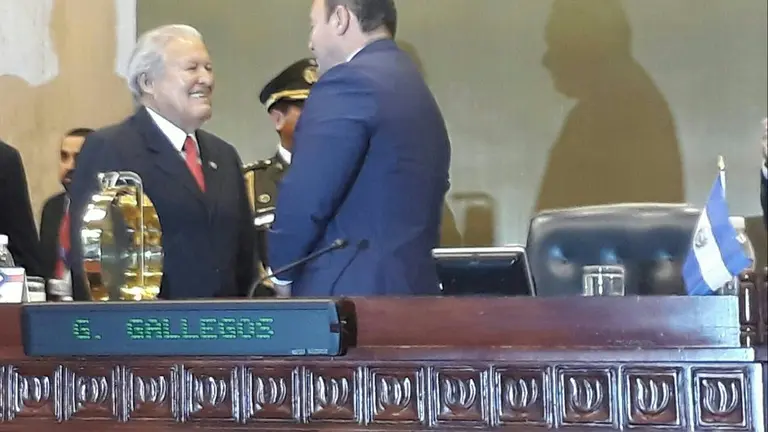 Sánchez Cerén en Asamblea Legislativa para solicitar permiso para viajar
