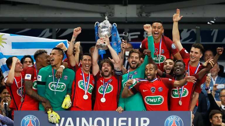 Paris Saint-Germain's Brazilian defender Maxwell (C) holds the trophy as he celebrates winning the French Cup final football match between Paris Saint-Germain (PSG) and Angers (SCO) on May 27, 2017, at the Stade de France in Saint-Denis, north of Paris. / AFP PHOTO / Thomas Samson
