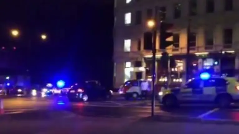 Camioneta atropella a cinco personas en Inglaterra