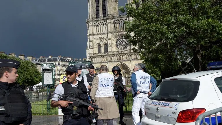 French police officials and investigators gather near the entrance of Notre-Dame cathedral in Paris on June 6, 2017. 
Anti-terrorist prosecutors have opened a probe after police shot and injured a man who had tried to attack an officer with a hammer outside Notre Dame cathedral. The officer was slightly injured in the attack outside the world-famous landmark in central Paris. One of his colleagues responded by shooting him, wounding the attacker, whose motives were not immediately known, according to a police source.
 / AFP PHOTO / bertrand GUAY