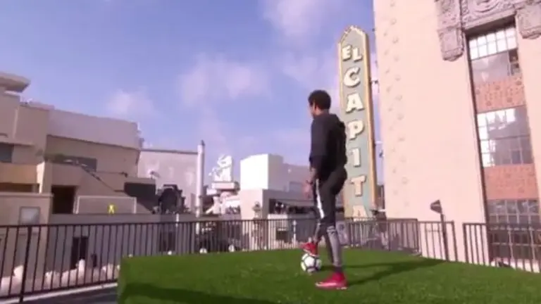 Neymar anota un gol desde la azotea de un edificio