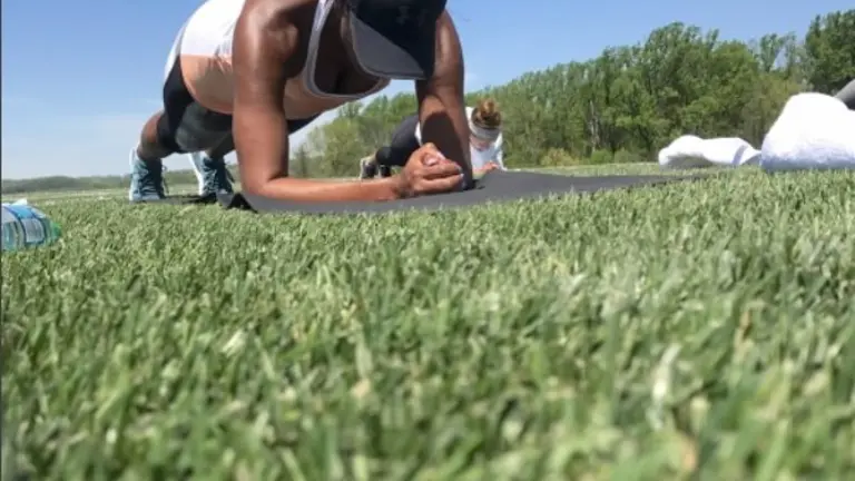 Michelle Obama compartió algunas fotos en Instagram en las que se le ve haciendo "fitness" junto a sus amigas.