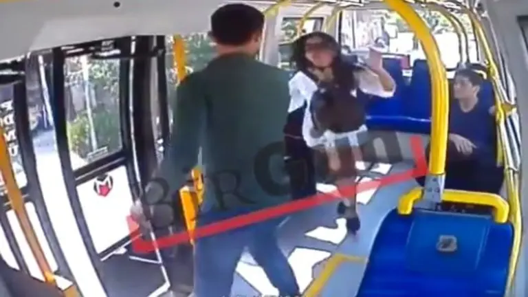 Mujer agredida en un bus en Turquia