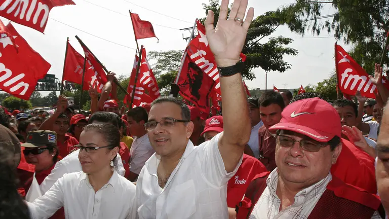 Salvadorean Presidential candidate for the Farabundo Marti National Liberation Front (FMLN) Mauricio Funes (C) waves as he arrives at a political rally in Apopa, a suburb of San Salvador on November 15, 2008. Political parties have offically started their campaigns ahead of the municipal and congressional elections in January 2009 and the presidential ones in March 2009.  AFP PHOTO/ Jose Cabezas / AFP PHOTO / Jose CABEZAS