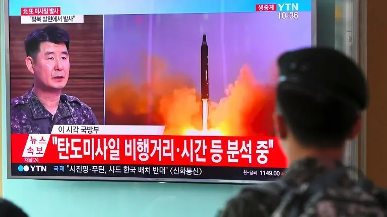 A South Korean soldier watches a television news showing file footage of a North Korean missile launch, at a railway station in Seoul on July 4, 2017.
North Korea launched a ballistic missile on July 4, the South's military said, just days after Seoul's new leader Moon Jae-In and US President Donald Trump focused on the threat from Pyongyang in their first summit. / AFP PHOTO / JUNG Yeon-Je