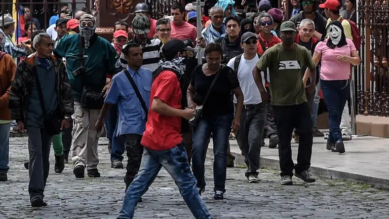 Manifestantes irrumpen en el congreso de Venezuela