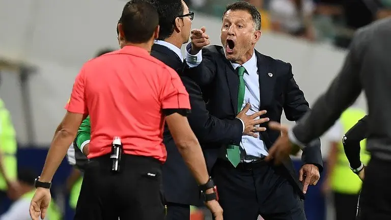 Mexico's Colombian coach Juan Carlos Osorio reacts during the 2017 Confederations Cup group A football match between Mexico and New Zealand at the Fisht Stadium in Sochi on June 21, 2017. / AFP PHOTO / FRANCK FIFE