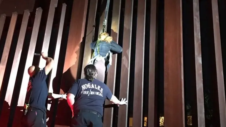 Mujer colgada en muro entre México y Estados Unidos