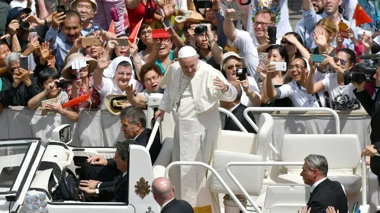 Pope Francis (C) waves to believers from a car during the celebratation of the mass for the imposition of the Pallium upon the new metropolitan archbishops and the solemnity of Saints Peter and Paul on June 29, 2017 in St Peter's square at the Vatican.  / AFP PHOTO / Alberto PIZZOLI