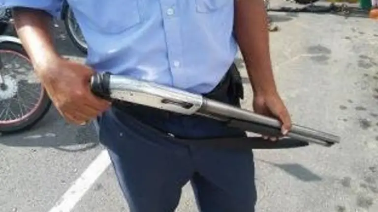 Vigilante con escopeta 12
