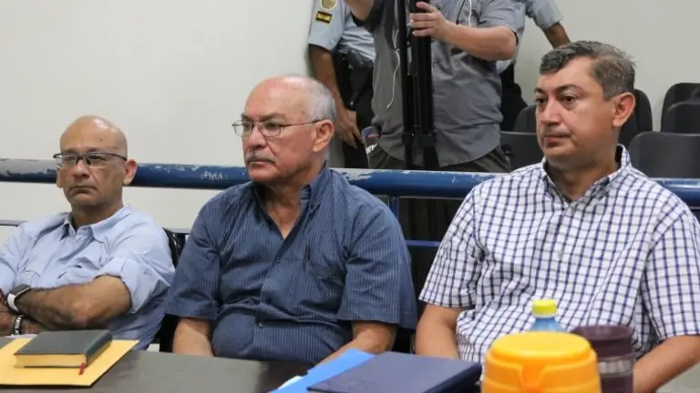 Extrabajadores de fábrica de Beterías Récord.