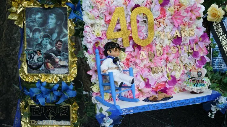An August 12, 2017 photo shows tributes left by fans near the gravesite of Elvis Presely at his Graceland mansion in Memphis, Tennessee.
Forty years after his tragic death at age 42, more than 600,000 fans visit each year, floral tributes still gather from around the world in the Meditation Garden, where the King of rock 'n' roll his buried at his Graceland home in Memphis. / AFP PHOTO / MANDEL NGAN / With AFP Story by Jennie MATTHEW: 'Gift from God' Elvis the semi-divine myth 40 years on  
