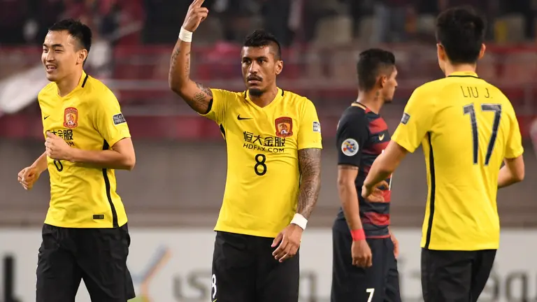 Paulinho en un juego con el Guangzhou Evergrande