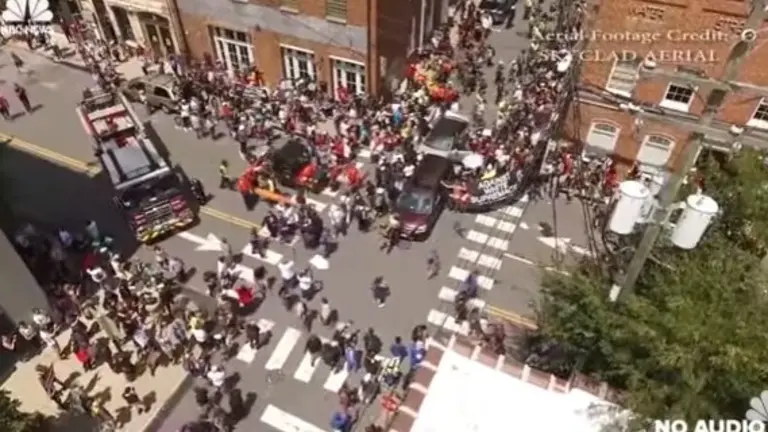 Vehículo atropella a asistentes a marcha en Virginia, Estados Unidos