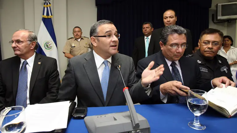 San Salvador, 5 de Febrero de 2009
El Presidente de la República Mauricio Funes explicó en dicha reunión que luego de haber sostenido varias reuniones con el gabinete de seguridad, en las que le fueron presentadas una serie de propuestas que conforman el plan de seguridad, se  tomó la decisión de ponerlo a considerarlo de los distintos sectores de la vida nacional, para obtener más insumos para el mismo.
Foto: Cortesía Casa Presidencial
