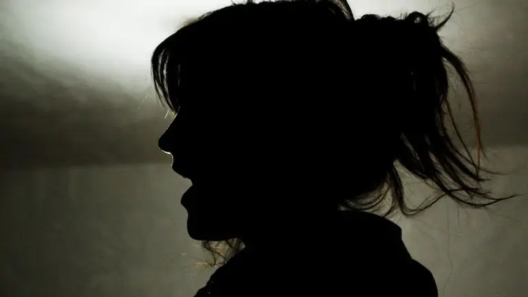 Mujer a contraluz