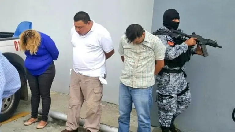 Detienen a supuestos asaltantes de usuarios de bancos