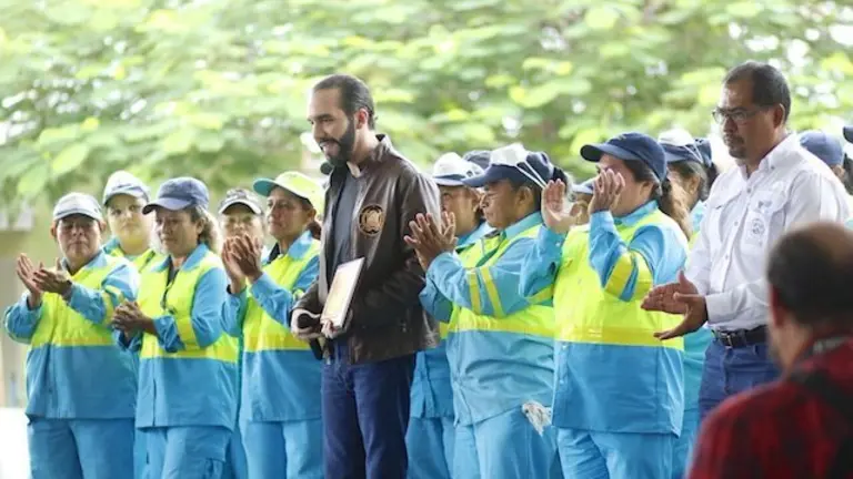 Nayib Bukele recibe condecoración de parte de los empleados de la alcaldía de San Salvador.