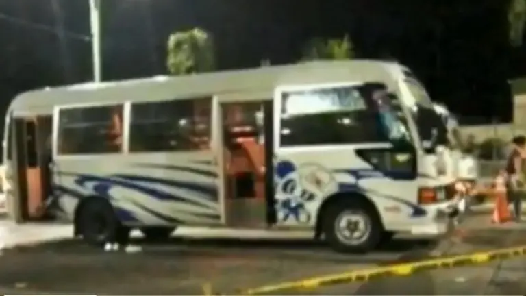 Microbús de la 38 E tiroteado