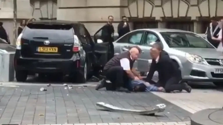 Sujeto atropella a peatones en Londres