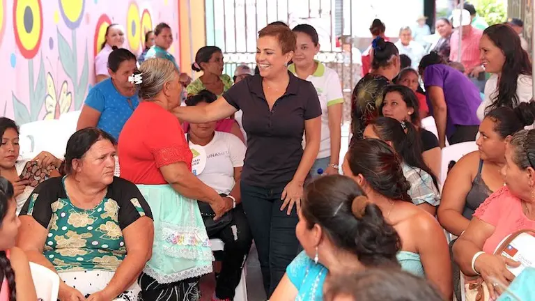 Vanda con vendedoras