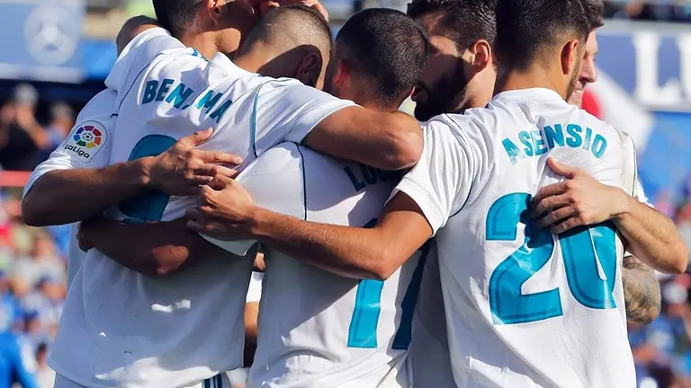 Jugadores del Real Madrid celebran un gol