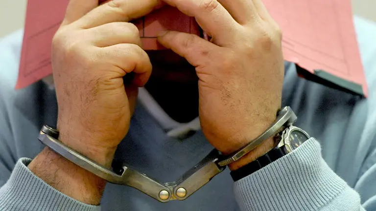 Detenido esposas