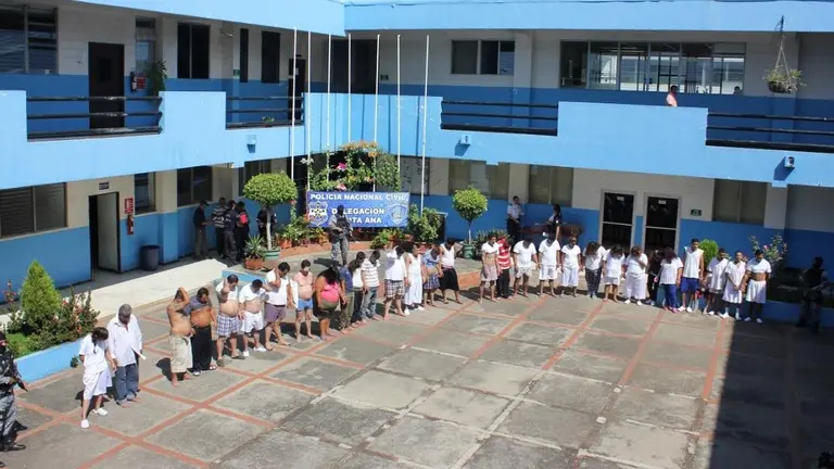 Detienen a 26 extorsionistas en Santa Ana