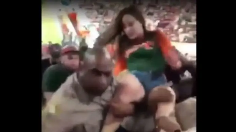 policia golpea