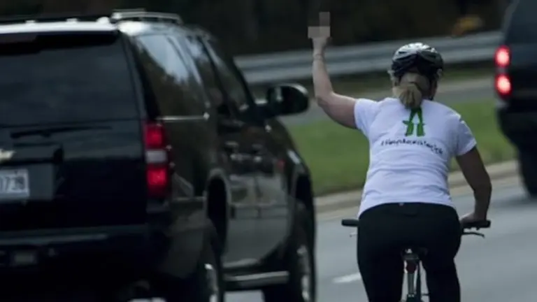 Saca el dedo a Donald Trump