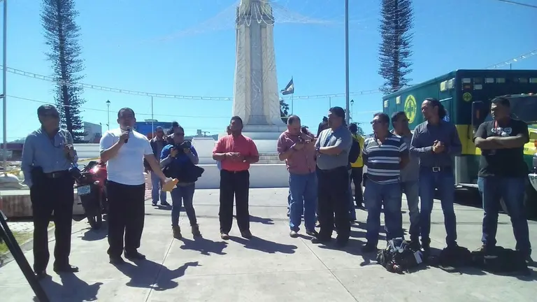 Periodistas en plaza Salvador del Mundo