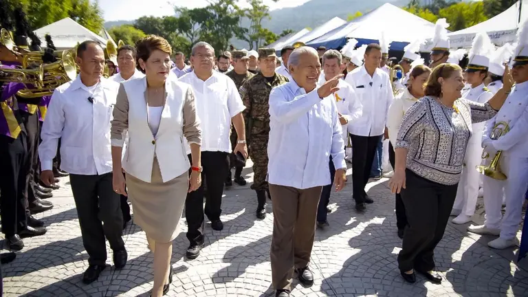 Jackeline Rivera junto a Salvador Sánchez Cerén