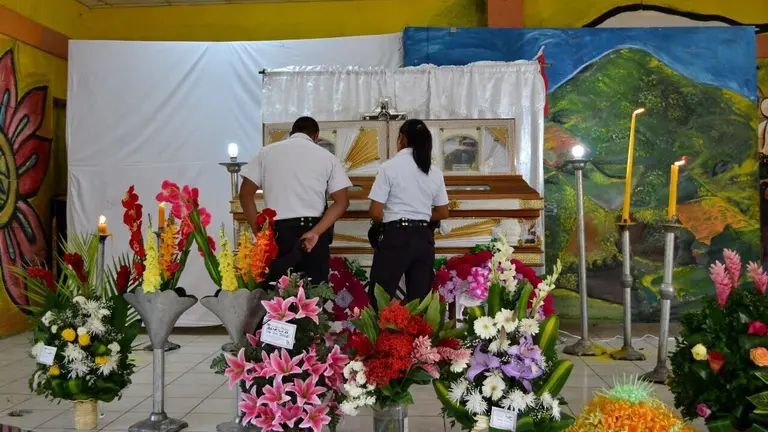 Agente suicida velorio