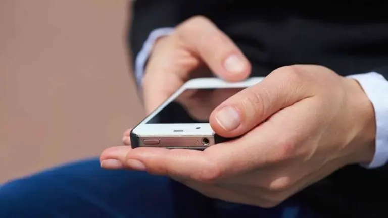 shutterstock-celular-telefono-mano-genrica-001