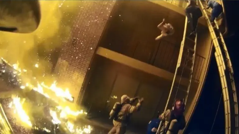 Bombero cacha a niño