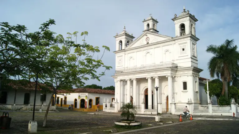 00 Catedral - Plaza Suchitoto