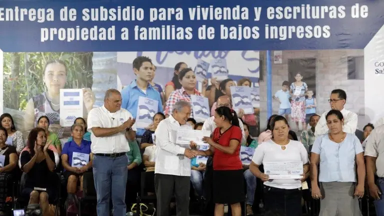 PRESIDENTE ENTREGA SUBSIDIOS PARA VIVIENDA Y ESCRITURAS DE PROPIEDAD A FAMILIAS DE BAJOS INGRESOS