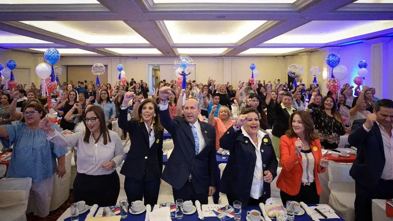 Javier Simán en un evento con mujeres