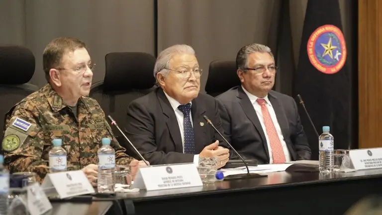 Salvador Sánchez Cerén reunido con el alto mando de la Fuerza Armada