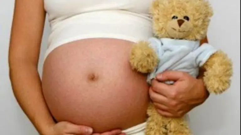 Menor embarazada por sexagenario