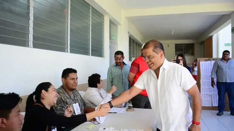 Ortiz votando