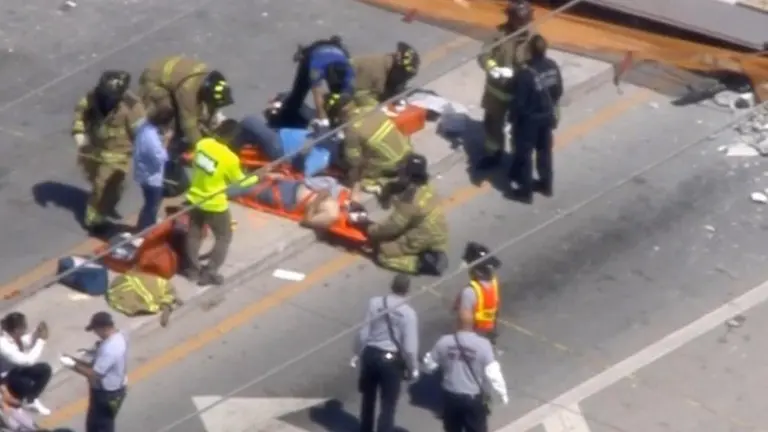Colapsa puente peatonal en Miami