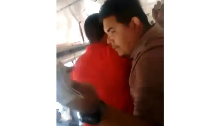 Cobrador golpea a mujer en un bus en Guatemala