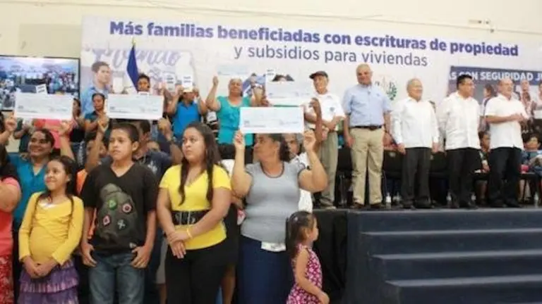 Titular de FONAVIPO beneficia con escrituras de propiedad y subsidios a mas familias