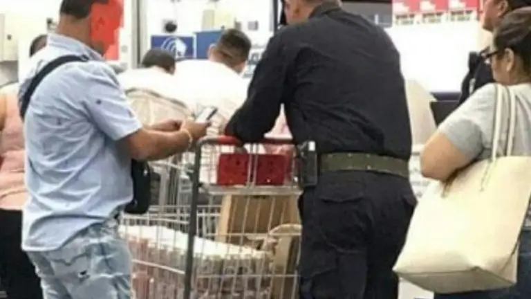 Policías comprando cerveza